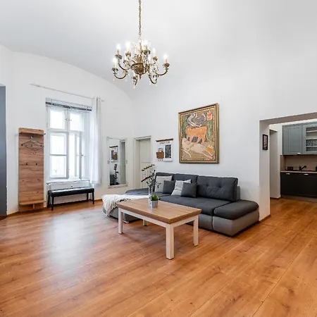 Hlavna Luxe 3 150m2 6 Beds Apartment Košice